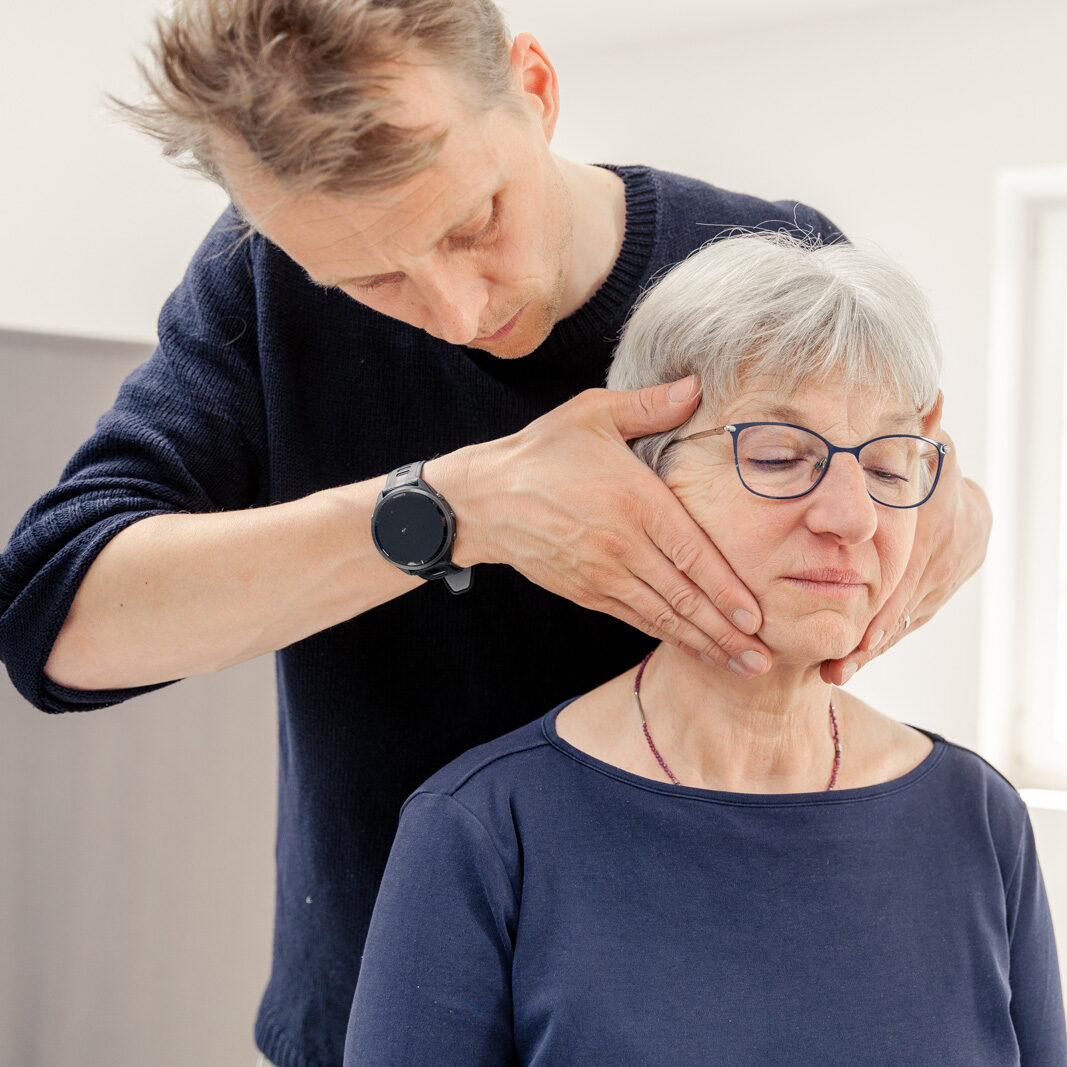 Eine Dame wird in der Cranio Sacral Therapie Lüneburg behandelt | Physiotherapie Schmeddes