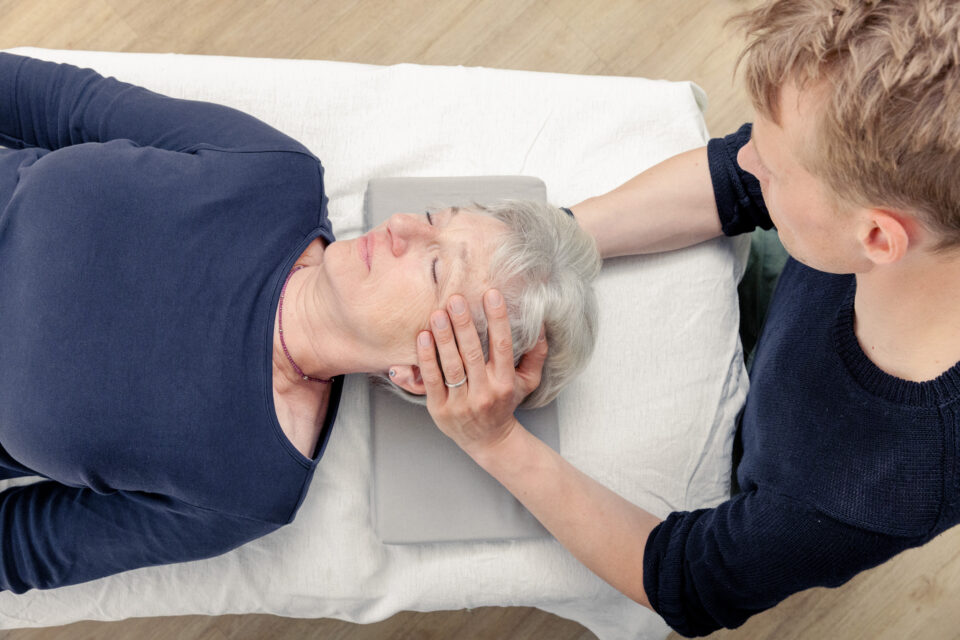 Eine Patienten ist bei einer Cranio Sacral Therapie Lüneburg | Physiotherapie Schmeddes