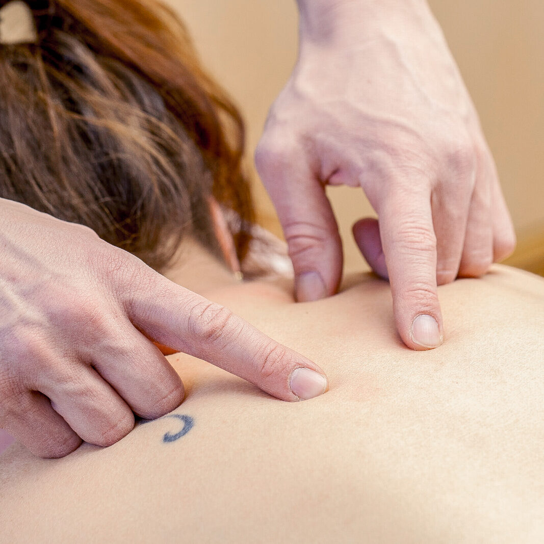 Eine Frau erhält während ihrer Physiotherapie Hausbesuche eine Massage | Physiotherapie Schmeddes