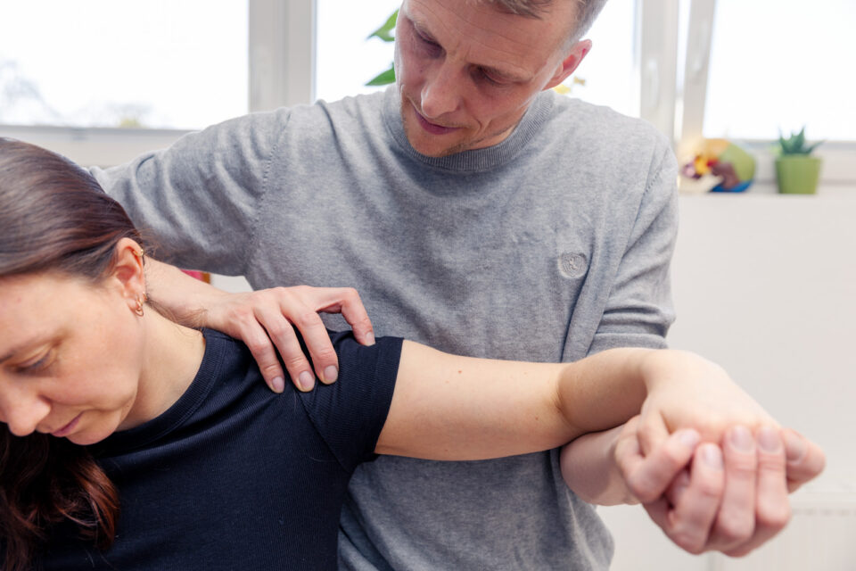 Bei der manuellen Lymphdrainage in der Nähe wird der Lymphfluss in Armen und Beinen verbessert | Physiotherapie Schmeddes