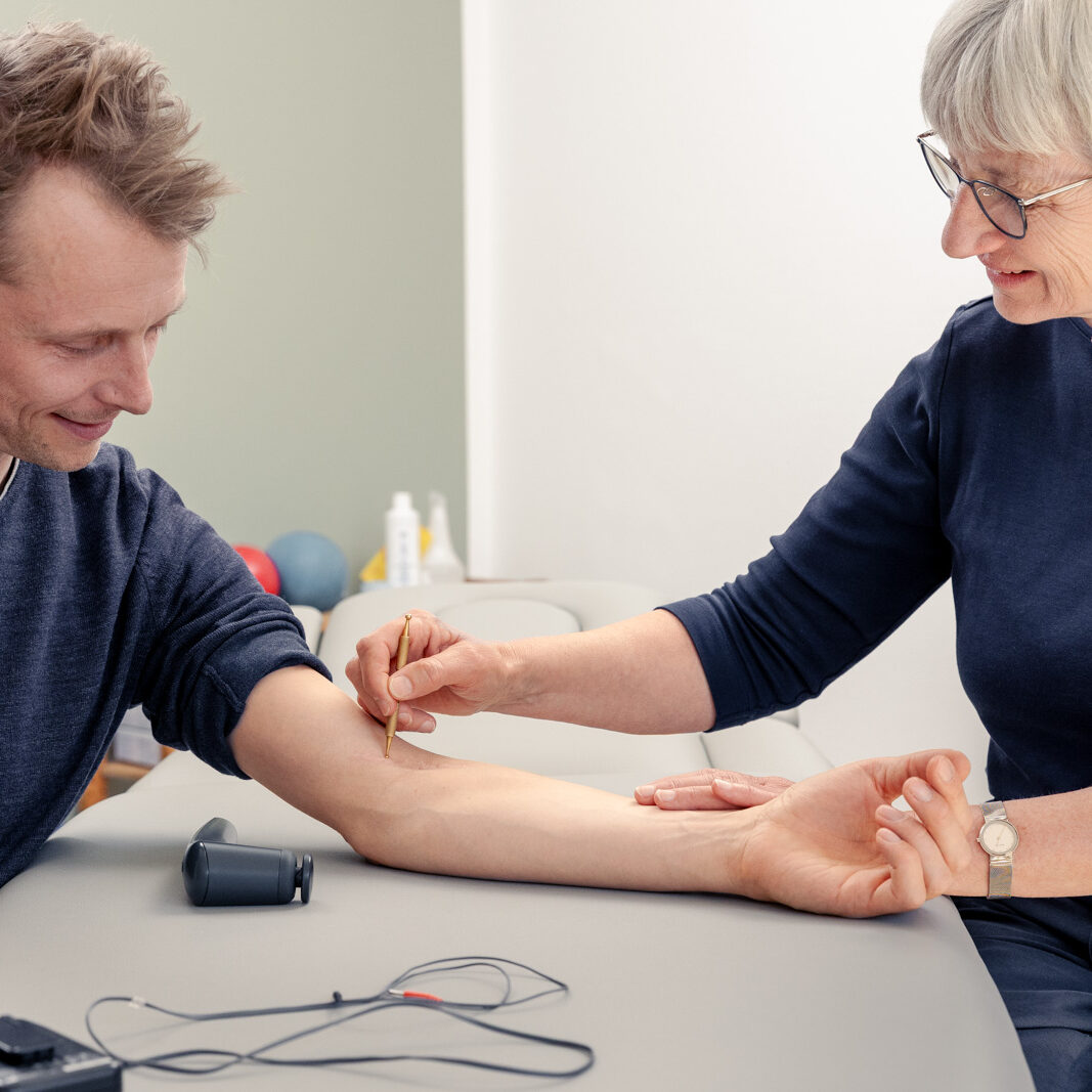 Während der Narbenbehandlung wird die Haut um die Narben leicht massiert | Physiotherapie Schmeddes