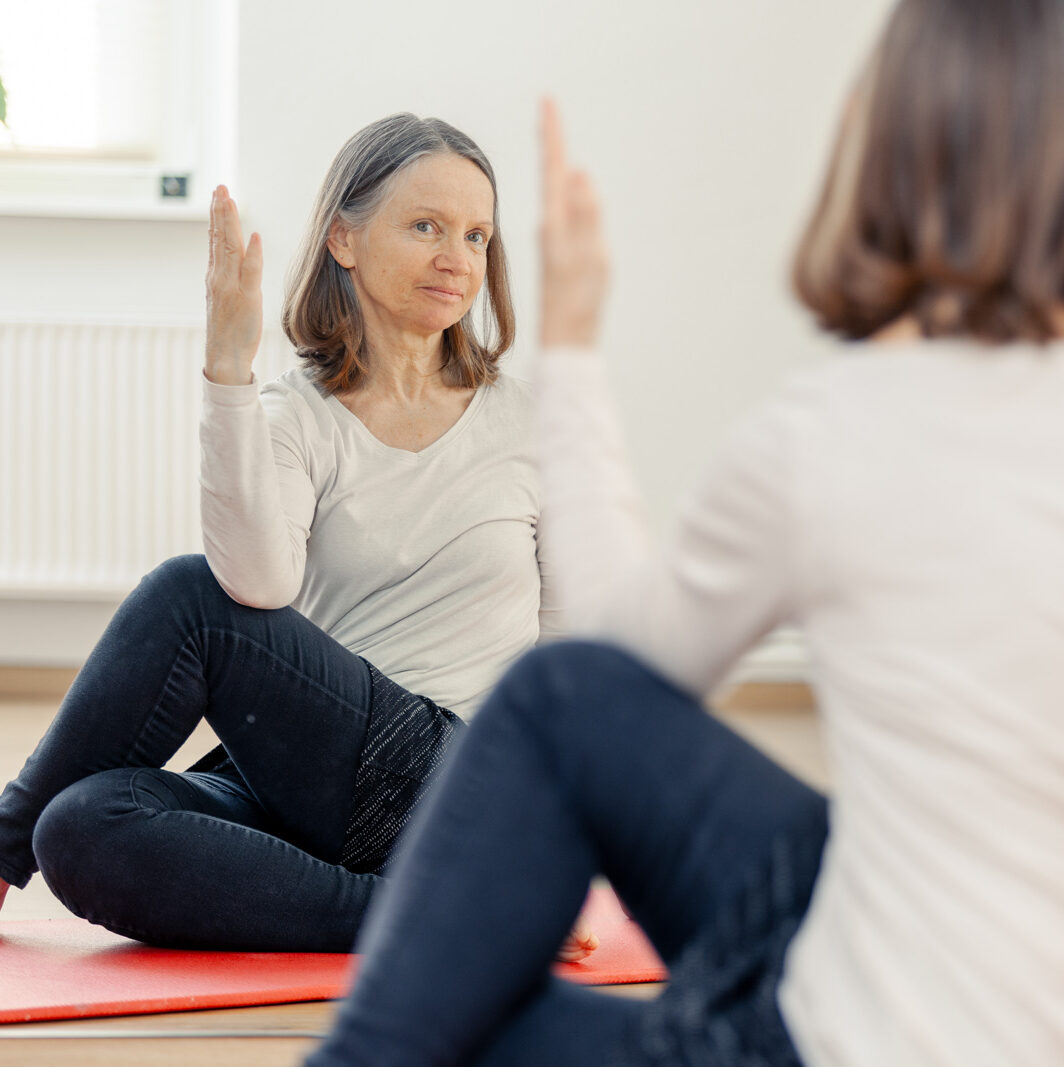 Eine Dame macht Übungen vor dem Spiegel | Physiotherapie Schmeddes