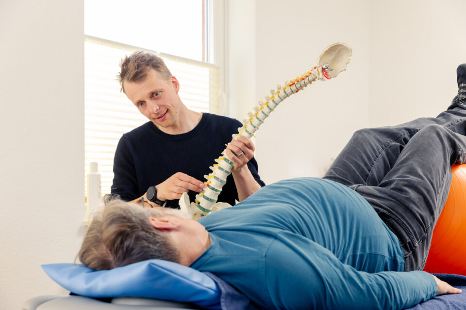 Der Physiotherapeut erklärt die Behandlung während eines Notfalltermins | Physiotherapie Schmeddes