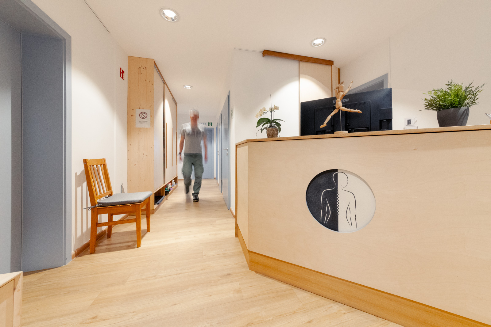 Physiotherapie Bardowick M. Schmeddes | Eingangsbereich der Praxis mit Kunden
