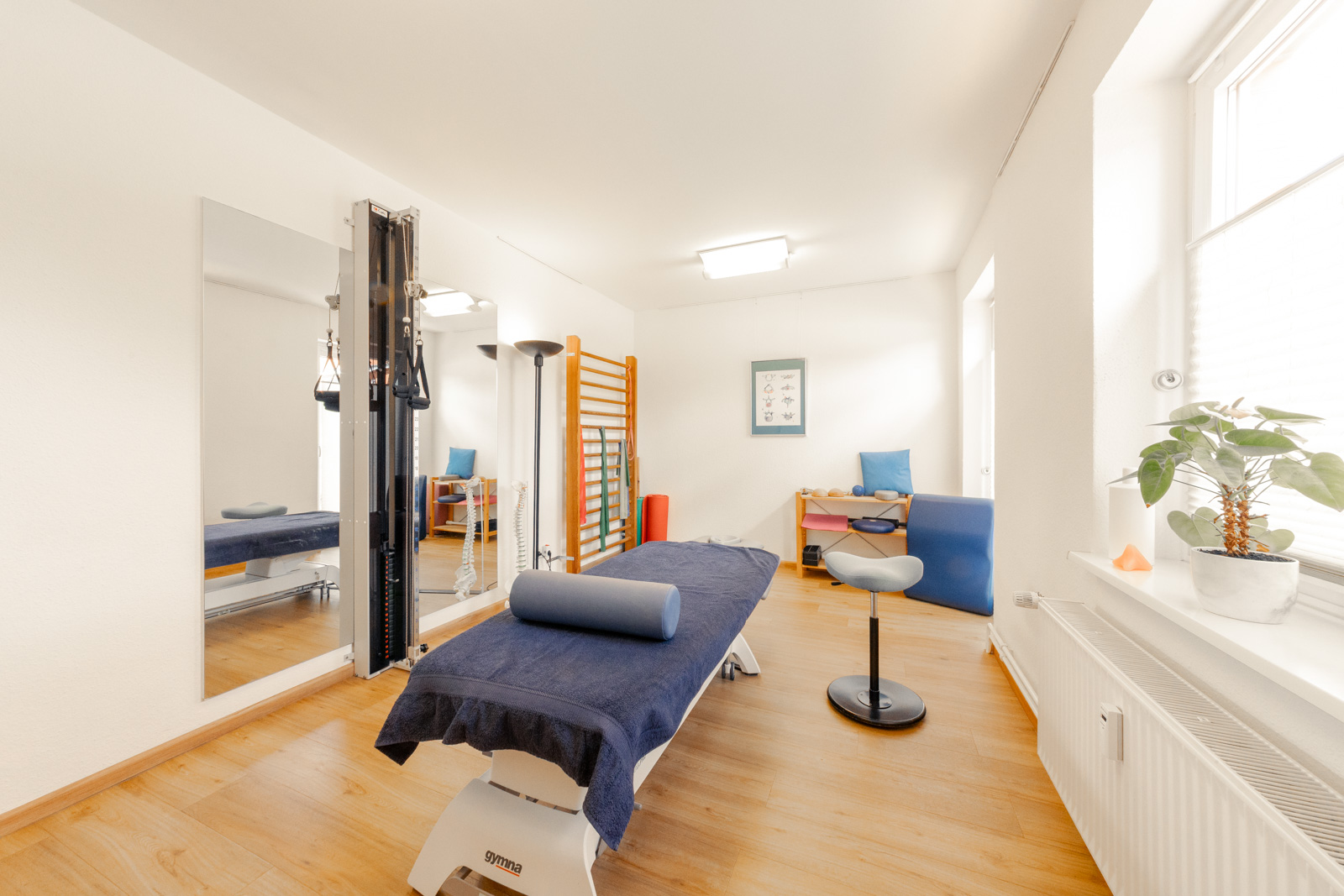 Physiotherapie Bardowick M. Schmeddes | ein Behandlungsraum mit Liege
