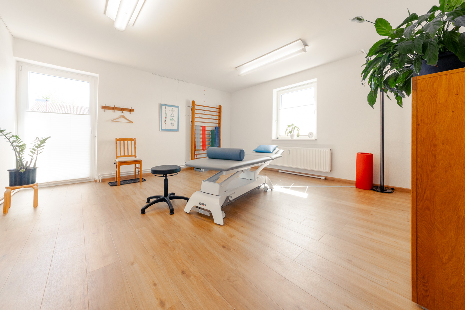 Physiotherapie Bardowick M. Schmeddes | ein Behandlungsraum mit Liege und Dehnungsbändern