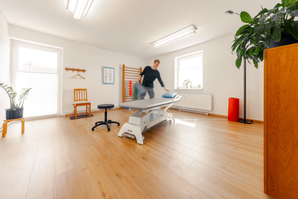 Physiotherapie Bardowick M. Schmeddes | ein Behandlungsraum wird vorbereitet