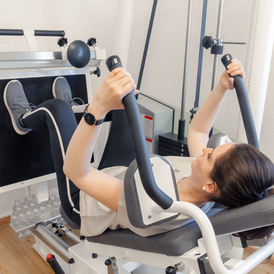 Eine Dame macht Krankengymnastik am Gerät | Physiotherapie Schmeddes